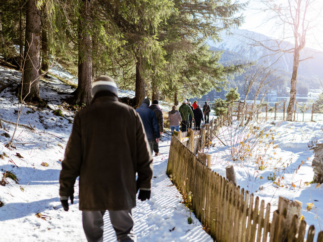 Patient:innen der Hochgebirgsklinik Davos beim Kardio-Walk am Davosersee.