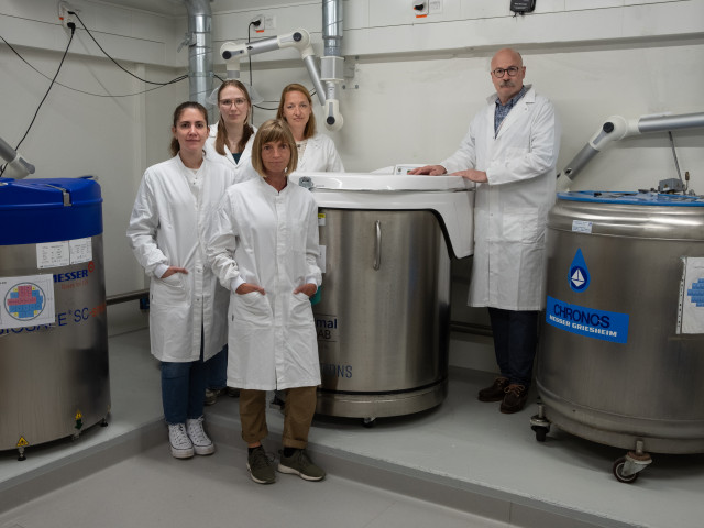 Das Team von DBS in der Biobank, wo die biologischen Proben bei -192°C in flüssigem Stickstoff aufbewahrt werden.